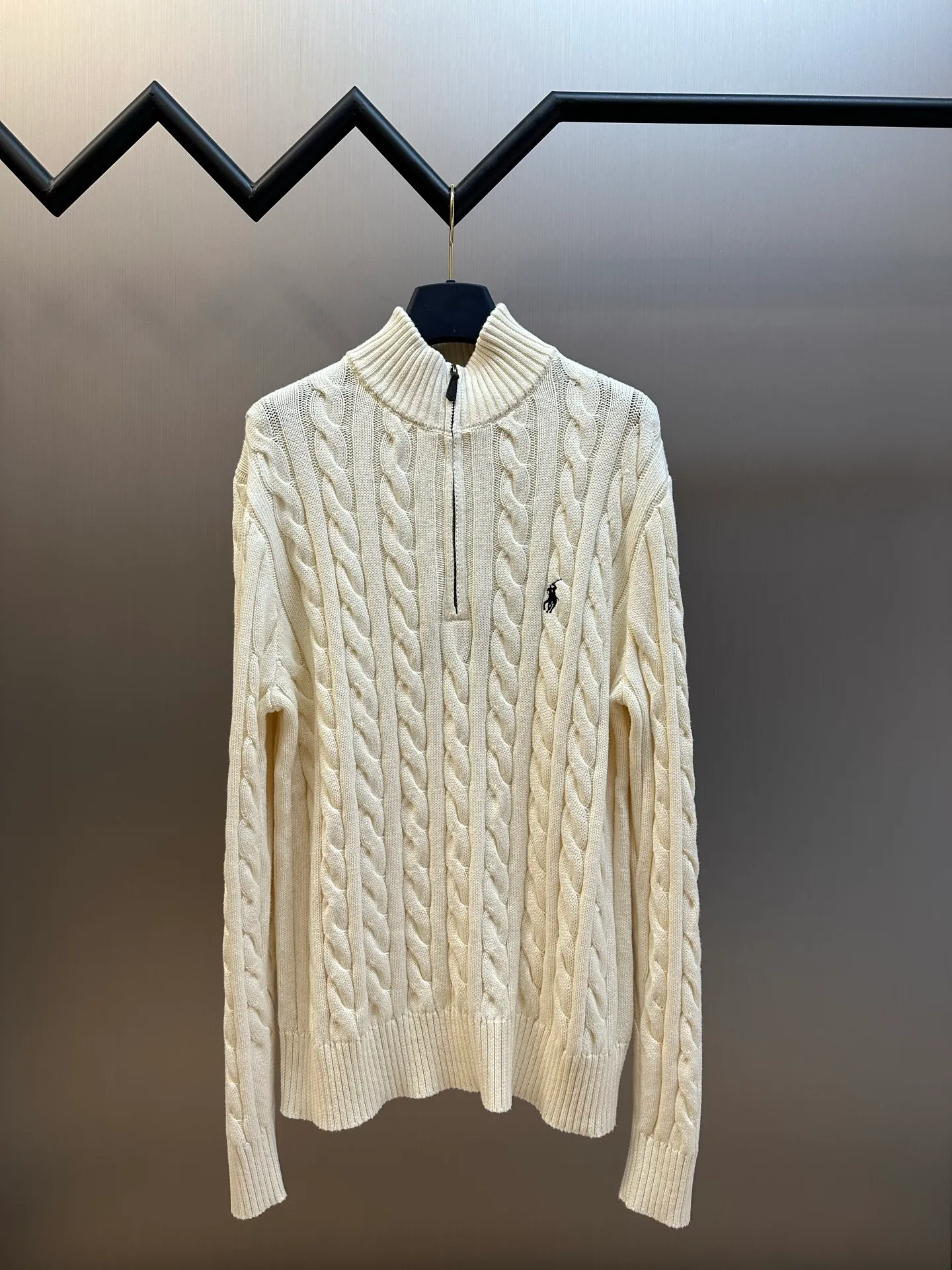 P440 Ralph Lauren cable knitted zipper sweater. Custom-woven cotton cable knitted thick wool. The classic cable knitted structure design is infused with soul. The exquisite pony logo is embellished with it. It brings an atmosphere of freedom and vitality and is highly recognizable. The zippered half-high collar design interprets high-end style with unique details, adhering to the eternal elegance and taste.  Three-dimensional cable knitting, through clever shifting and interweaving of coils, cross-shifts adjacent coils to form a twisting effect of cable, with smooth and regular lines, which is time-consuming and labor-intensive.  The garment washing water is softened and deodorized using professional washing equipment and specific detergents to deeply clean and deodorize the clothes, improving the feel and appearance of the clothes size: s m l xl